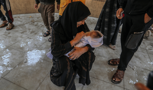 Gazze'de su altında kalan çadırda bir bebek soğuktan öldü