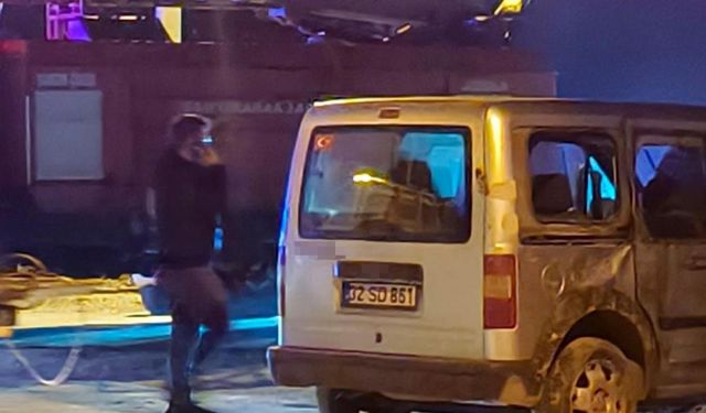 Isparta’da hafif ticari araç devrildi: 2 genç yaralandı