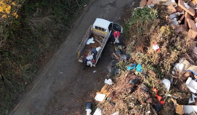 İstanbul'da gökdelenlerin gölgesinde kaçak moloz dökümü