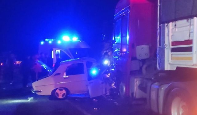 Kahramanmaraş’ta feci kaza! Tırlarla çarpışan otomobil hurdaya döndü: 1 ölü, 1 yaralı