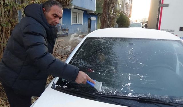 Kars eksi 13 dereceyi gördü: Araçlar dondu, dereler buz tuttu