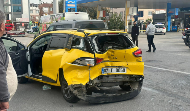 Kepez’de yaya geçidinde kaza: 2 hafif yaralı