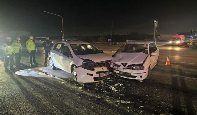 Kırmızı ışık ihlali kazaya neden oldu: 2 yaralı