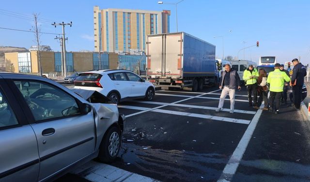 Kırmızı ışıkta bekleyen araca çarptı: Yaralılar var...