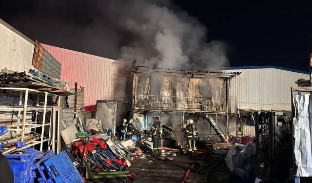 Kocaeli'de geri dönüşüm deposunda yangın