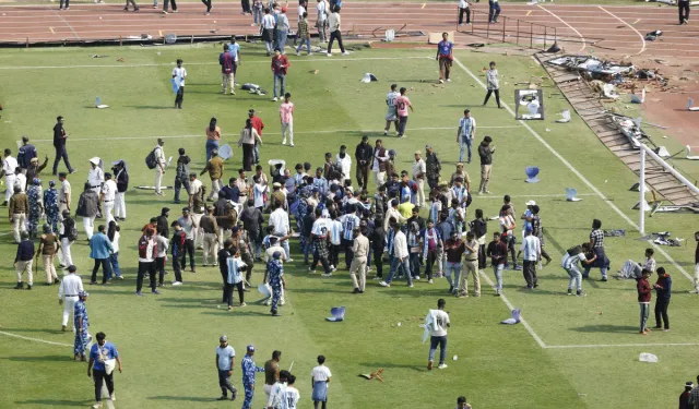 Taraftarlar çılgına döndü! Messi'yi görmek için stadı bastı
