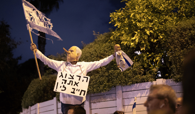 Netanyahu'nun yolsuzluk davalarından af talebi Tel Aviv'de protesto edildi