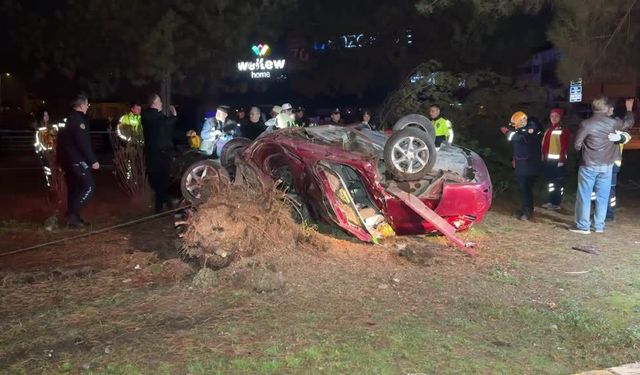 Refüje devrilen otomobilin sürücüsü öldü