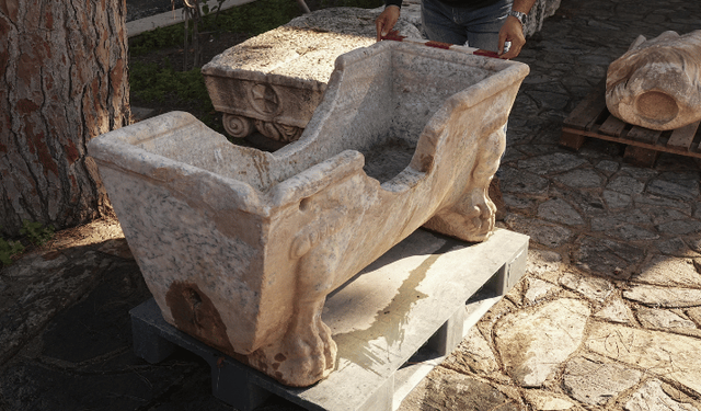 Romalı seçkinlerin kullandığı mermer küvet çeşme yalağına çevrilmiş