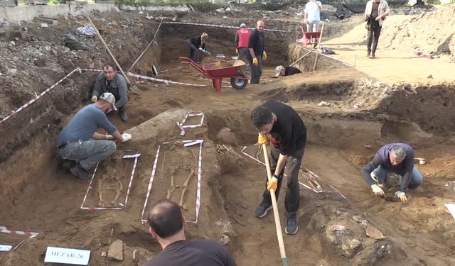Sinop'ta inşaat kazılarında keşfedilen tarihi eserler titizlikle çıkarılıyor