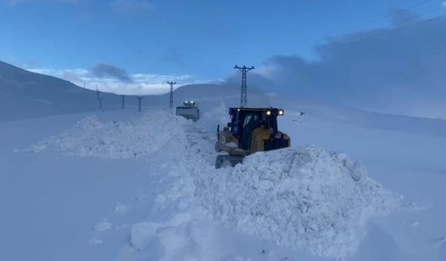 Böyle kar görülmedi! Kar kalınlığı 1 metreyi geçti...