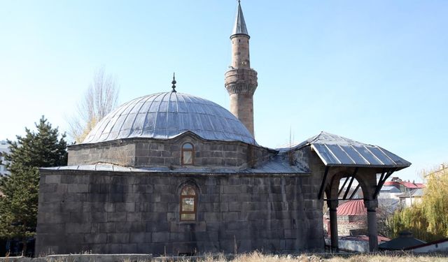 Tarihi Şeyhler Camii minaresindeki güneş saatiyle dikkati çekiyor