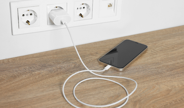 Telefonu şarj ederken yapılan 8 büyük hata: Batarya ömrünü kısaltabilir