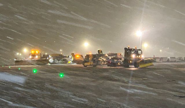 Sabiha Gökçen Havalimanı'nda karla mücadele çalışması