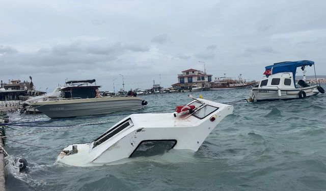 İzmir’de fırtına ve dev dalgalar tekneleri batırdı