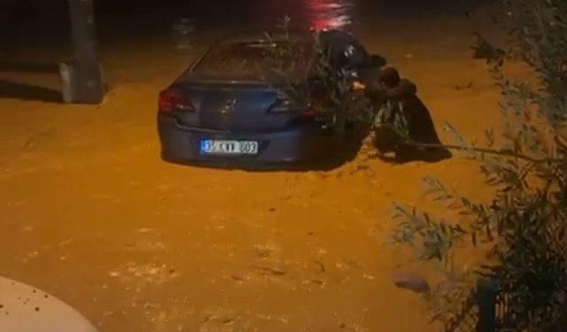 İzmir, Venedik'e döndü: Araçlar sel sularında adeta yüzdü