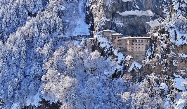 Beyaza bürünen Sümela Manastırı yerli ve yabancı ziyaretçilerini ağırlıyor