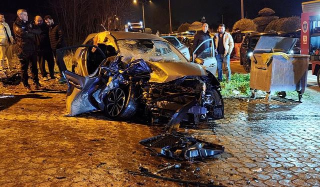 Bursa’da iki araç kafa kafaya çarpıştı: 3 ağır yaralı