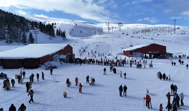 Çambaşı Kayak Merkezi'nde yarıyıl tatili yoğunluğu sürüyor