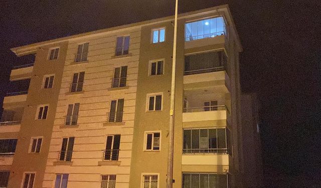 Çorum'da facia ucuz atlatıldı: Yorgun mermi evin camına zarar verdi