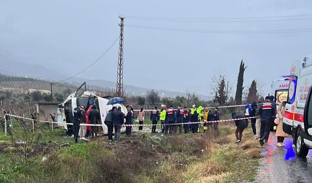 Denizli'de memurları taşıyan servis üzüm bağına uçtu! Çok sayıda yaralı var