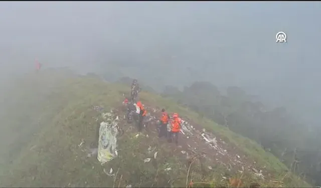 Endonezya'da dağlık alanda kaybolan uçağın enkazına ulaşıldı