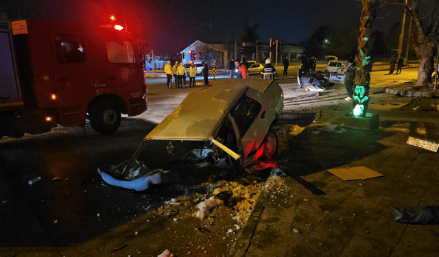 Erzincan'da iki otomobil çarpıştı: 4 kişi yaralandı