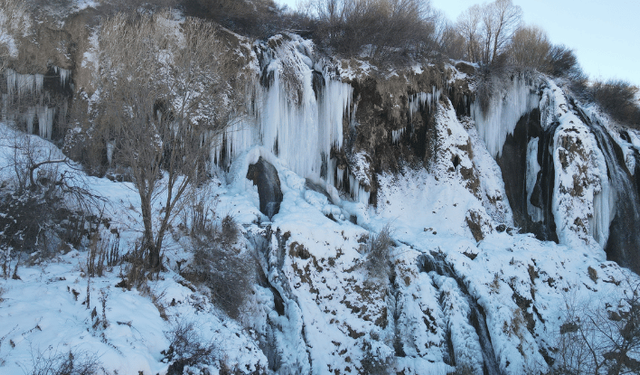 Girlevik Şelalesi kışın da ziyaretçilerini büyülüyor