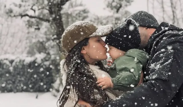 Kaan Yıldırım ve Pınar Deniz'den karlı aile pozu