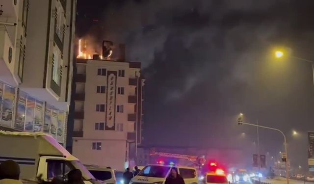 Kars'ta 6 katlı bir binanın çatı katında yangın