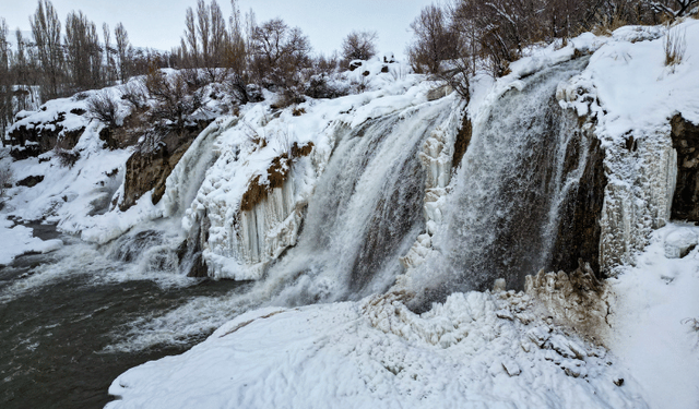 Kısmen donan Muradiye Şelalesi'nin çevresi beyaza büründü