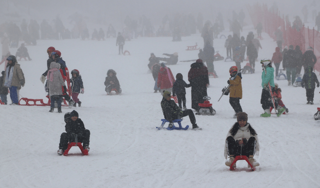 Palandöken Kayak Merkezi'nde hafta sonu yoğunluğu yaşanıyor