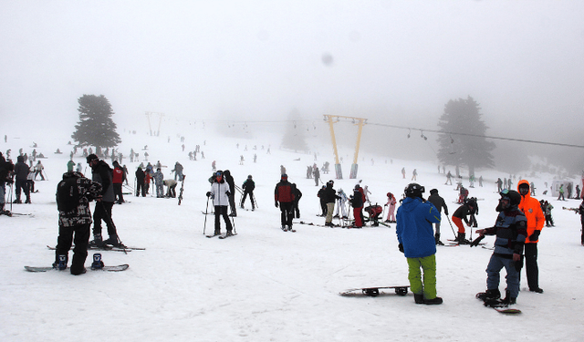 Uludağ hafta sonu tatilcilerle doldu