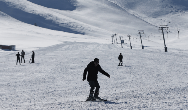 Van'daki Abalı Kayak Merkezi'nde kayak sezonu açıldı