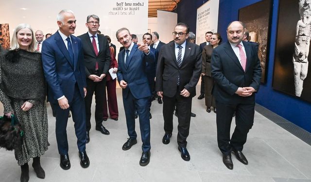 Bakan Ersoy 12 bin yıllık tarihi Avrupa’nın kalbine taşıdı