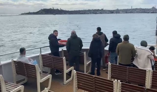 İstanbul'da bir kişi vapurdan denize atladı! Vatandaşlar seferber oldu