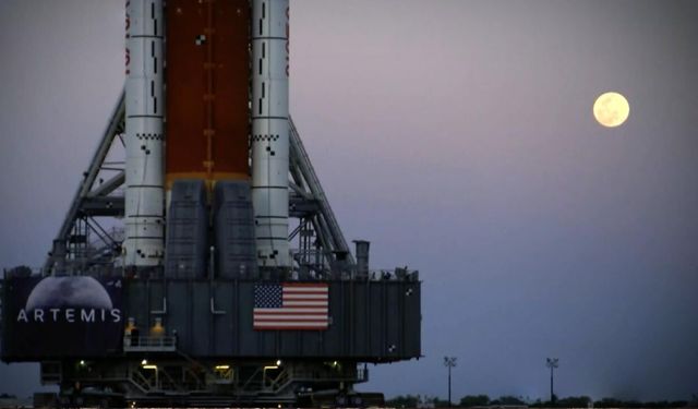 NASA, Artemis II roketini tamir için fırlatma rapmasından hangara çekiyor
