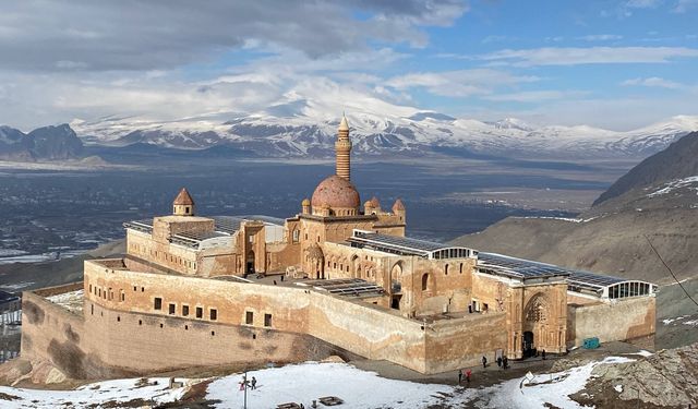 Çevresi karla kaplanan İshak Paşa Sarayı'nın kartpostallık manzarası