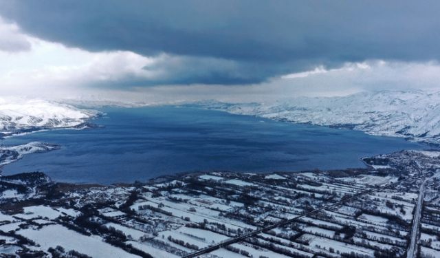 Çevresi karla kaplı Hazar Gölü ziyaretçilerini ağırlıyor