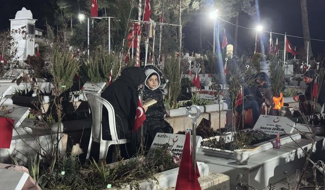 Depremlerin üçüncü yılında mezarlık ziyaretleri geceden başladı