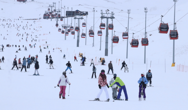 Erciyes'te pistler hafta sonu kayakseverlerle doldu