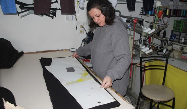 Fabrikaların çöpe attığını o kazanca dönüştürdü! 20 dakikada dikiyor, dörtte bir fiyatına satıyor