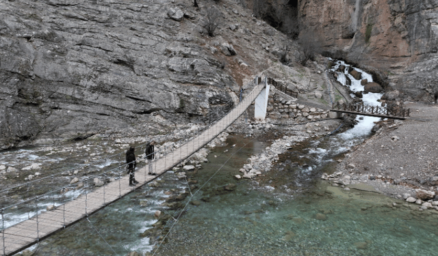 Göksu Şelalesi, yenilenen asma köprüsüyle doğaseverlere keyifli yolculuk sunuyor