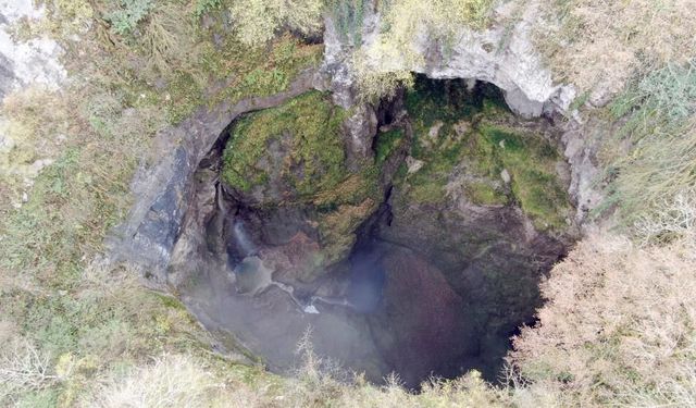 İçerisinde şelale akan Dağlı Kuylucu Mağarası görenleri büyülüyor