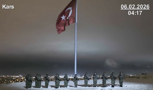 Mehmetçik'ten deprem şehitleri için saygı duruşu