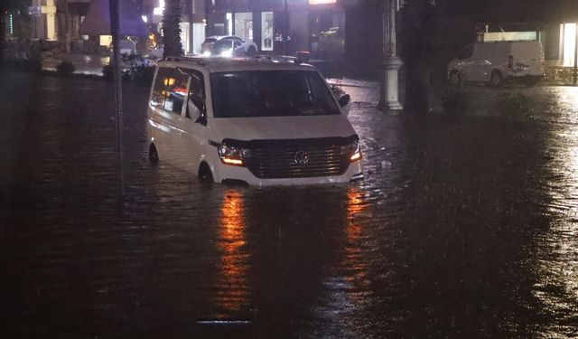 Bodrum ve Marmaris'te sağanak etkili oldu