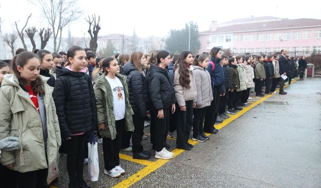 Okullarda 6 Şubat depremlerinde hayatını kaybedenler için saygı duruşu