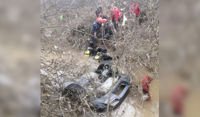 Otomobil dereye uçtu! 2 kardeş öldü, kazadan kurtulanlar firari çıktı