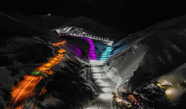 Palandöken'de gece kayağı görsel şölene dönüşüyor