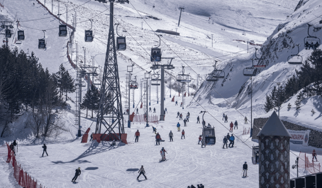 Palandöken'de tatilcilerin ramazanda kayak keyfi